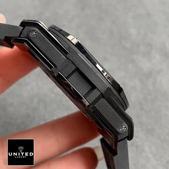 Hublot All Black Replica 3 HUblot Big Bang Sang All Black Case Replica side view on the hand